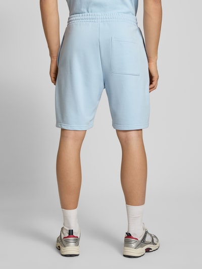 Männermodel trägt Regular Fit Shorts mit Label-Stitching von REVIEW in Hellblau, Baumwoll-Mix, Rückansicht Ganzkörperansicht