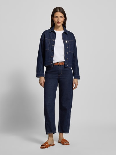 Frauenmodel trägt Regular Fit Jeansjacke mit Brusttaschen Modell 'Nusilia' von Someday in Dunkelblau, Baumwoll-Mix, Ganzkörperansicht von vorne.