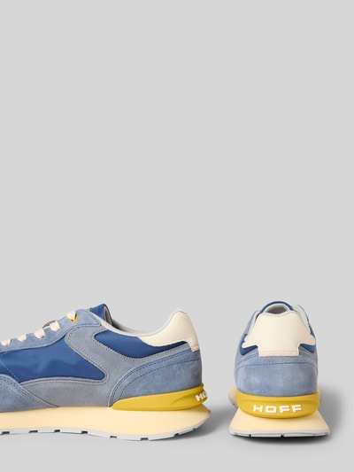 Produktfoto, Sneaker mit Logo-Detail Modell 'City' von HOFF für Herren, blau-graue Farben, abgerundete Passform, gelbe profilierte Sohle, Schnürverschluss, Absatzhöhe 4 cm, Schafthöhe 8 cm, Schaftweite 7 cm.