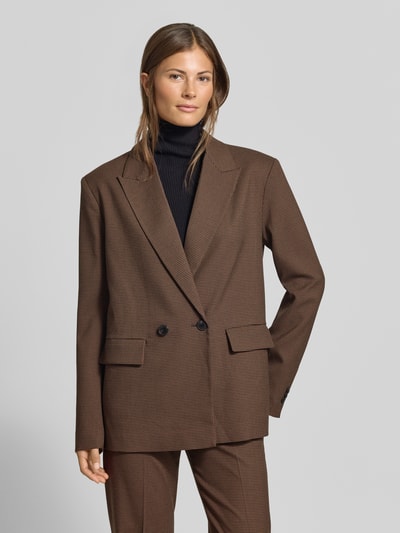 Frauenmodel trägt Relaxed Fit Blazer mit Viskose-Anteil von MYON in Braun mit feinem Muster, elastischer Material-Mix, Ganzkörperansicht von vorne. Rückenlänge 72 cm, Brustweite 48 cm, Ärmellänge 63 cm, Reverskragen, doppelte Knopfleiste.