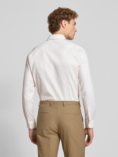 Männermodel draagt wit slim fit zakelijk overhemd van katoenmix Slim Fit Businesshemd aus Baumwoll-Mix model 'H-HANK-SP' van BOSS, Heren Businesshemd, volledige achteraanzicht