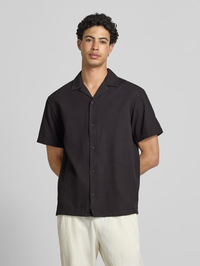Männermodel trägt Regular Fit Freizeithemd mit Strukturmuster Modell 'Global' von Jack & Jones, Schwarz, Reine Baumwolle, kurzärmelig, Reverskragen, durchgehende Knopfleiste, Ganzkörperansicht von vorne.