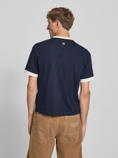 Männermodel trägt Slim Fit T-Shirt mit Motiv-Stickerei von PROHIBITED, kontrastiver Rundhalsausschnitt, Rückansicht, Ganzkörperansicht.