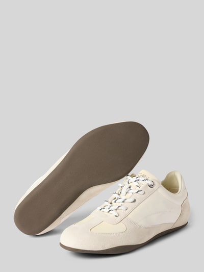 Produktfoto, Sneaker mit Logo-Print von Marc Cain Bags & Shoes in Creme und Beige, glatte braune Sohle, Schnürverschluss, abgerundete Passform, 1 cm Absatzhöhe, 9 cm Schafthöhe, 8 cm Schaftweite