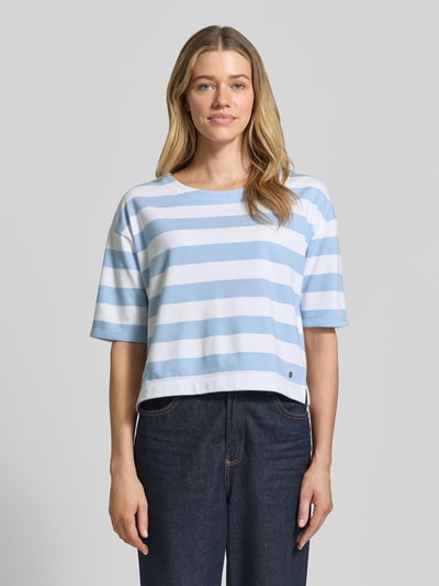 Frauenmodel trägt Sweatshirt mit Streifenmuster und 1/2-Arm von monari im Boxy Fit, Rundhalsausschnitt, Hellblau-Weiß, Ganzkörperansicht von vorne.