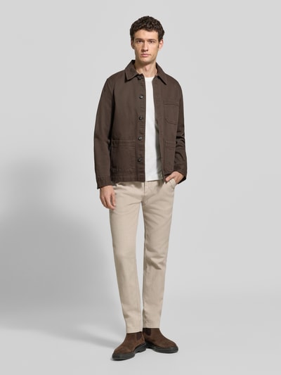Męski model nosi Regular Fit Schmale Hose aus Baumwoll-Mix Modell 'Stig Jogger' od Marc O'Polo, jasny beżowy, gładka faktura, Ganzkörperansicht von vorne, kontekst: Herren Schmale Hose von Marc O'Polo.