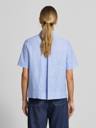 Frauenmodel trägt Regular Fit Leinenbluse mit Hemdblusenkragen von Christian Berg Woman, hellblau mit feinen Streifen, reine Leinen, Knopfleiste, Rückenlänge 61 cm, Ärmellänge 28 cm, Ganzkörperansicht Rückansicht.