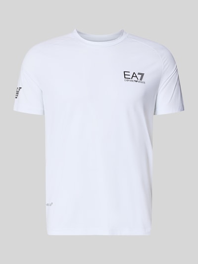 Produktfoto, T-shirt mit Label-Print von Armani, biały kolor, mieszanka materiałów z dodatkiem streczu, krój slim fit, okrągły dekolt, długość tyłu 69 cm w rozmiarze M, Męski t-shirt EA7 Emporio Armani