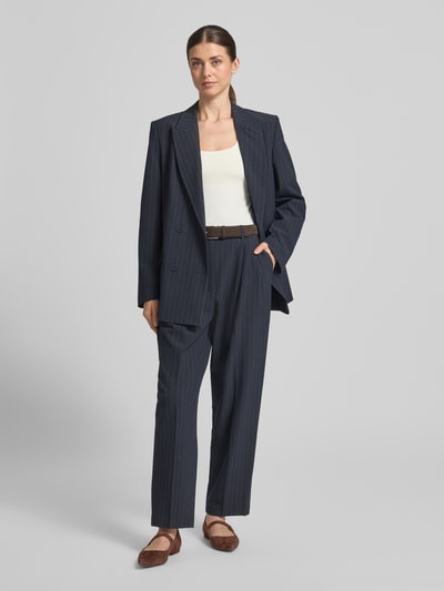 Kobiece model prezentuje Hose mit Streifenmuster und Bügelfalten od Jake*s Collection, mieszanka materiałów z dodatkiem wiskozy, krój relaxed fit, wzór w paski, kanty, szerokość w rozmiarze 36: 38 cm, długość wewnętrzna nogawki w rozmiarze 36: 73 cm, ciemne kolory, widok całej sylwetki z przodu.