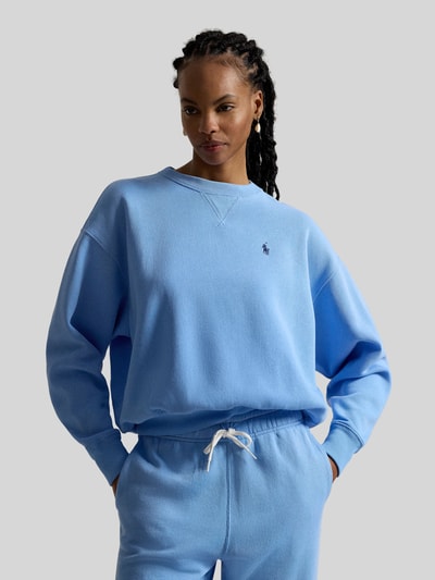 Vrouwenmodel draagt Regular Fit Sweatshirt aus Baumwoll-Mix van Polo Ralph Lauren in effen lichtblauw, logo op borst, ronde hals, lange mouwen, sweatstof, katoenmix, volledige vooraanzicht bovenlichaam.