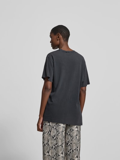 Frauenmodel trägt Slim Fit T-Shirt aus reiner Baumwolle von Anine Bing in Dunkelgrau, Kurzärmeliges Design, Rückenlänge 66 cm bei Größe S, Ganzkörperansicht Rückansicht.