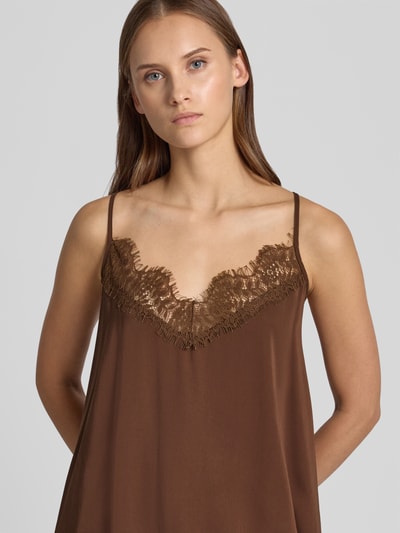 Vrouwenmodel draagt Blusentop aus Viskose-Lyocell-Mix Modell 'Tami' van OH APRIL in bruin satijn met kant, losse pasvorm, spaghettibandjes, V-hals met kant en kanten zoom, Ganzkörperansicht van voren, context: dames blusentop van mix van viscose en lyocell, ruglengte bij maat M 50 cm
