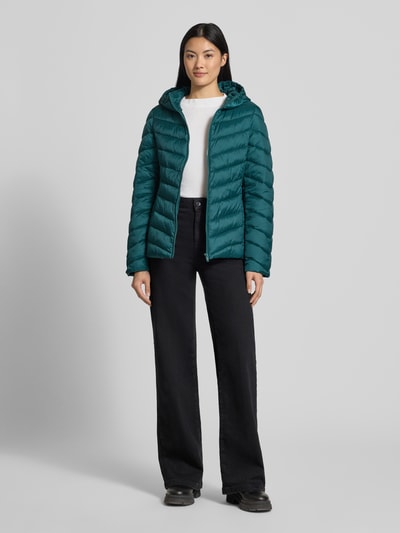 Kobiece modelka nosi kurtka w stylu puffer Regular Fit Puffer Jacket mit Reißverschlusstaschen von Jake*s Casual, kolor jednokolorowy, kaptur, długi rękaw, kieszenie zapinane na zamek błyskawiczny, wykończenie materiału stepp, widok pełnej sylwetki z przodu.