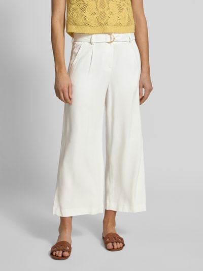 Frauenmodel trägt Culotte aus Viskose mit Gürtel von Christian Berg Woman, Wide-Leg-Fit, Biesen, Eingrifftaschen, Ganzkörperansicht von vorne.