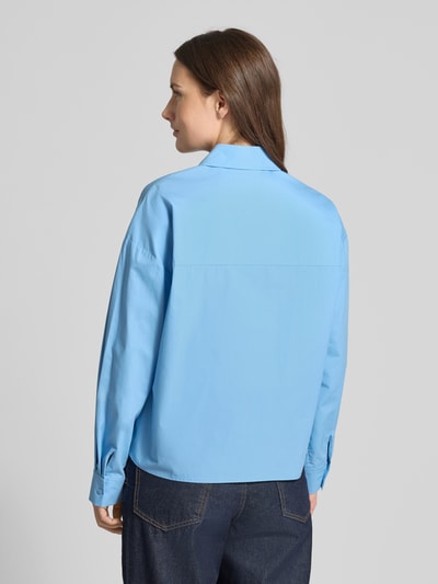 Modelka nosi Regular Fit Hemdbluse mit verlängerter Rückseite von JAKE*S STUDIO WOMAN, bawełna, długi rękaw, marszczone mankiety, widok sylwetki od tyłu.