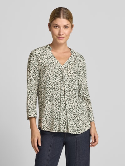 Frauenmodel trägt Bluse aus reiner Viskose Modell 'Adney' von FREE/QUENT, lockere Passform, V-Ausschnitt, 3/4-Arm, Ganzkörperansicht von vorne.