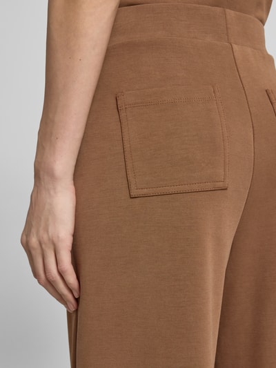 Kobiece modelka nosi Sweatpants mit elastischem Bund od Rich & Royal, modal z domieszką stretchu, krój wide fit, kieszenie z tyłu, ujęcie zbliżenie na biodro