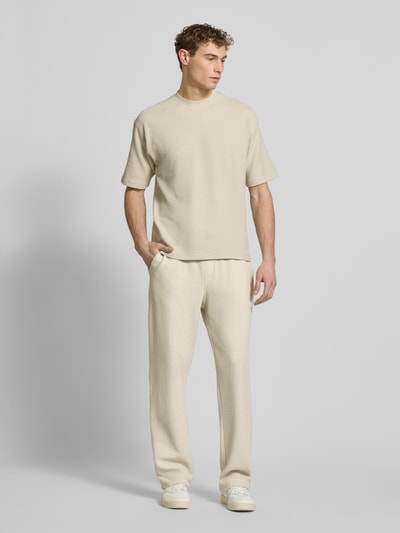 Männermodel trägt Relaxed Fit T-Shirt mit Rundhalsausschnitt von JAKE*S STUDIO MEN, Strukturmuster, elastischer Modal-Baumwoll-Mix, hellbeige, Ganzkörperansicht von vorne.