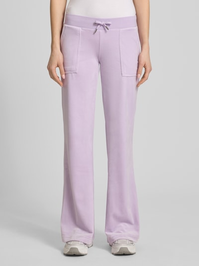 Vrouwenmodel draagt Low Rise Sweatpants met steekzakken model 'LAYLA' van Juicy Couture in lila materiaalmix met stretch, elastische band, binnenbeenlengte maat S 82 cm, volledige lichaamsaanzicht voorkant.