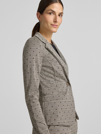 Frauenmodel trägt Slim Fit Blazer mit Viskose-Anteil Modell 'Kate' von ICHI, gemustertes Design, Paspeltaschen, Nahaufnahme Oberkörper.