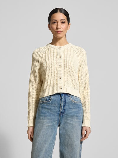 Frauenmodel trägt Strickjacke mit Rundhalsausschnitt von Oui aus Baumwoll-Mix, Regular-Fit, Knopfleiste, beige, Ganzkörperansicht von vorne.