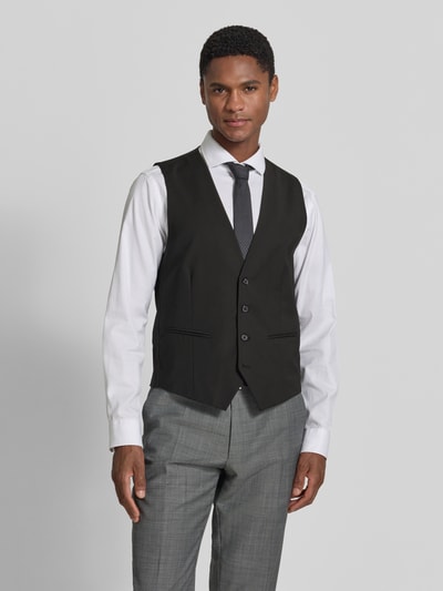 Männermodel trägt Weste mit V-Ausschnitt und Leistentaschen von HECHTER PARIS, Material-Mix mit Schurwolle-Anteil, Regular-Fit, schwarze Farbe, Knopfleiste, glatte Textur, Rückenlänge 65 cm bei Größe 50, Ganzkörperansicht von vorne.