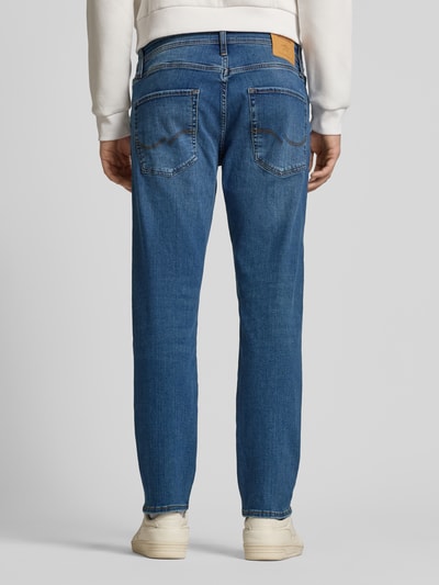 Männermodel trägt Straight Fit Jeans im 5-pocketmodel model 'Mike' van JACK & JONES in blauw katoenmix, bandwijdte 43 cm, binnenbeenlengte 77 cm, knoop- en ritssluiting, ganzkörperansicht rückansicht.