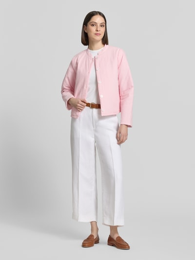 Frauenmodel trägt Jacke mit Stehkragen Modell 'Emilia' von LOLLYS LAUNDRY in Rosa, reine Baumwolle, Regular Fit, Ganzkörperansicht von vorne.