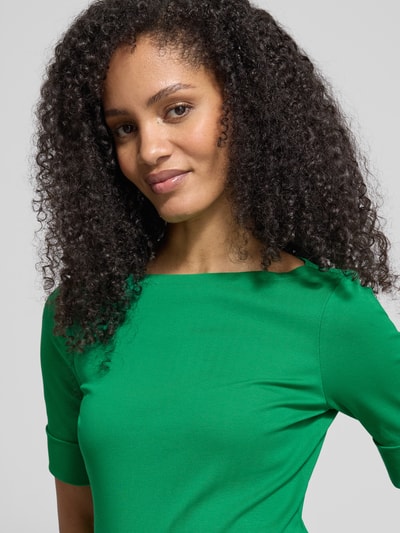 Frauenmodel trägt T-Shirt mit geripptem U-Boot-Ausschnitt Modell 'JUDY' von Lauren Ralph Lauren aus grünem Baumwoll-Elasthan-Mix, Slim-Fit, Nahaufnahme Oberkörper. Rückenlänge bei Größe S: 58 cm.