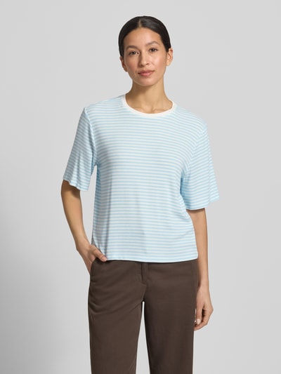 Frauenmodel trägt Regular Fit T-Shirt aus Modal-Mix Modell 'Jana' von MSCH Copenhagen mit Rundhalsausschnitt, Halbarm, Rückenlänge 53 cm, feine Streifen in Hellblau-Weiß, weiche elastische Textur, Ganzkörperansicht von vorne.