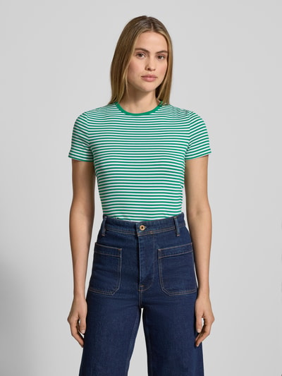 Frauenmodel trägt T-Shirt mit Rundhalsausschnitt Modell 'ALLI' von Lauren Ralph Lauren im Streifendesign, Baumwoll-Elasthan-Mix, Regular Fit, Ganzkörperansicht von vorne.