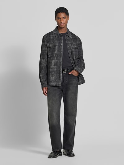Männermodel trägt Regular Fit Hemdjacke aus reiner Baumwolle von Antony Morato in Schwarzgrau mit Umlegekragen und Taschen, Ganzkörperansicht von vorne.