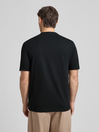 Männermodel trägt Regular Fit T-shirt uit puur katoen model 'H-TAUT 15' van BOSS, look: effen, ronde hals, korte mouw, Ganzkörperansicht Rückansicht.