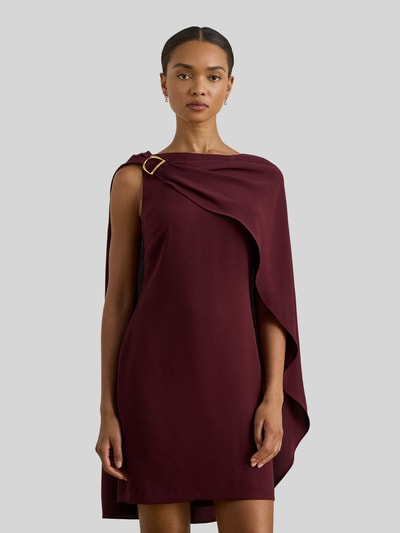 Vrouwenmodel draagt Tailliertes Cocktailkleid mit Umhang van Lauren Ralph Lauren in effen bordeaux, getailleerde fit, mini lengte, metallic accent, mouwloos, U-boothals, zonder zakken, detailopname bovenlichaam.