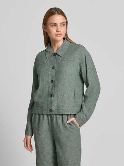 Modelka nosi Jacke aus Leinen-Mix mit Kentkragen Modell 'Viana Ginia' od MSCH Copenhagen, zieleń, prosty krój, tkanina z lnem i wiskozą, guziki, kent, szerokość ramion w rozmiarze S 49 cm, szerokość w biuście w rozmiarze S 53 cm, długość pleców w rozmiarze S 53 cm, długość rękawa w rozmiarze S 53 cm, zdjęcie całej sylwetki z przodu