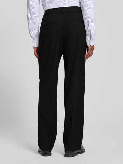 Männermodel trägt Straight Fit Hose mit viscose van Jake*s, zwarte kleur, elastische materiaalmix met bandplooien, achterzakken, ganzkörperansicht rückansicht. Context: heren broek, bandwijdte maat M 44 cm, binnenbeenlengte maat M 78 cm, knoop- en ritssluiting.
