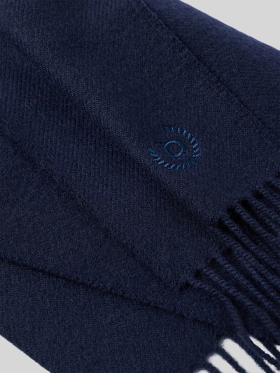 Produktfoto, Wollschal und Beanie im Set aus reiner Schurwolle von bugatti, dunkelblau, rechteckig, Fransen, Ripp-Optik, Label-Detail