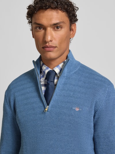 Männermodel trägt Strickpullover mit Stehkragen von Gant in Blau, Reine Baumwolle, Regular-Fit, Label-Stitching, Nahaufnahme Oberkörper.