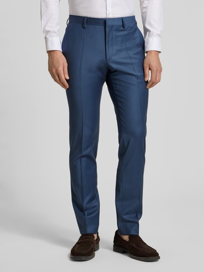 Mannenmodel draagt blauwe slim fit herenbroek van gladde materiaalmix. Vooraanzicht, detailopname taille tot enkel.