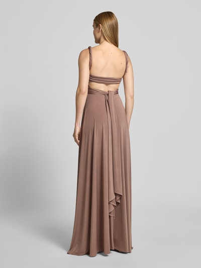 Frauenmodel trägt Abendkleid mit rückseitiger Bindung und V-Ausschnitt von Rose Avenue, Maxikleid mit Drapierungen, Taillierter Schnitt, Rückseite, Ganzkörperansicht Rückansicht