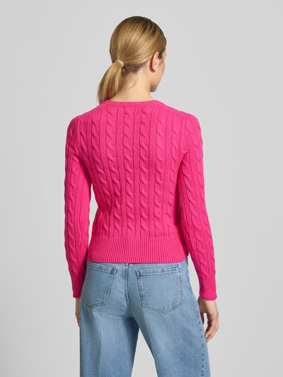 Frauenmodel trägt Slim Fit Strickjacke mit Logo-Stitching von Polo Ralph Lauren in Pink, Baumwolle, Rundhalsausschnitt, Rückansicht.