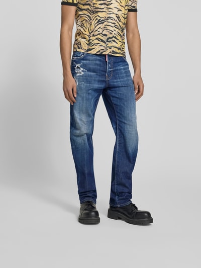 Männermodel trägt Straight Fit Jeans im Used-Look von Dsquared2, 5-Pocket-Design, Knopf-Reißverschluss, Baumwoll-Mix, Ganzkörperansicht von vorne.