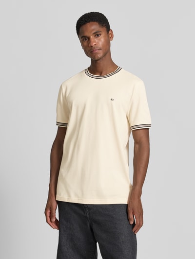 Męski model nosi Regular Fit T-Shirt mit Logo-Stitching von Christian Berg Men, bawełna, krój regular fit, kremowy, widok całej sylwetki z przodu.