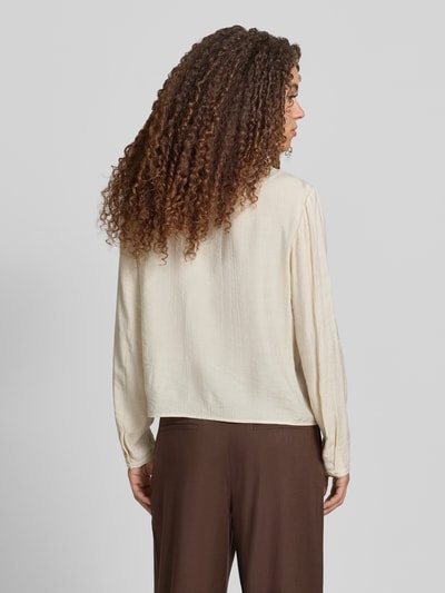 Frauenmodel trägt Bluse aus Viskose-Mix mit Binde-Detail von Jake*s Collection, Straight Fit, Umlegekragen, Knopfleiste, Rückenlänge 55 cm, Ärmellänge 62 cm, cremefarben, strukturierte Oberfläche, Ganzkörperansicht Rückansicht.