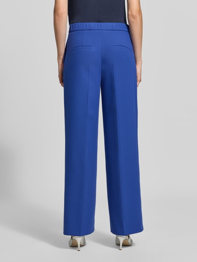 Frauenmodel trägt Weite Hose aus Viskose-Mix von s.Oliver BLACK LABEL in kräftigem Blau, glatte Struktur, Ganzkörperansicht Rückansicht. Damen Weite Hose von s.Oliver BLACK LABEL.