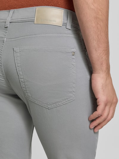 Mannenmodel draagt Tapered Fit broek met steekzakken Model 'Lyon' van Pierre Cardin in lichtgrijs, mix van katoen en elastaan, detailopname achterkant, Heren broek, Bandwijdte maat 32/32: 41 cm, Binnenbeenlengte maat 32/32: 80 cm.