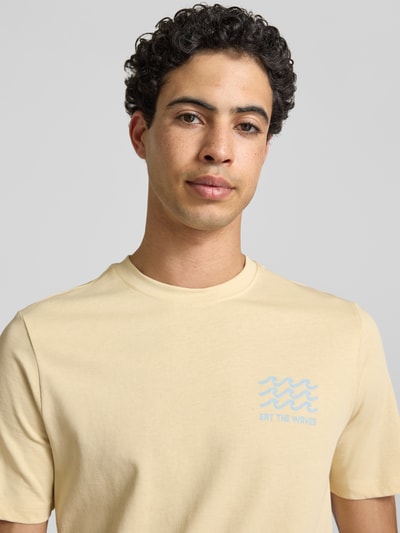 Männermodel trägt T-Shirt mit Motiv-Print Modell 'SUN ISLAND' von Blend in Beige, Baumwolle, Regular Fit, Rundhalsausschnitt, Nahaufnahme Oberkörper.