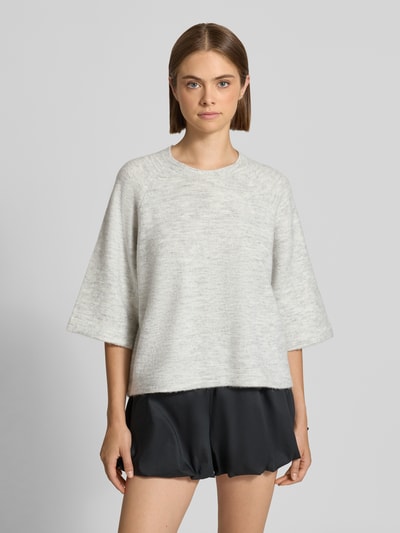 Modelka nosi jasnoszary sweter z rękawami o dł. 3/4, model 'SIMONI' od ONLY, prosty krój regular fit, widok z przodu, damski sweter.