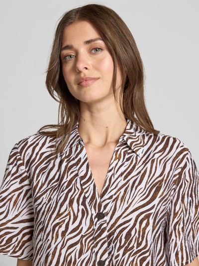 Frauenmodel trägt Regular Fit Bluse mit V-Ausschnitt Modell 'Mele' von FREE/QUENT, braun-weißes Zebramuster, Viskose-Mix, Nahaufnahme Oberkörper.