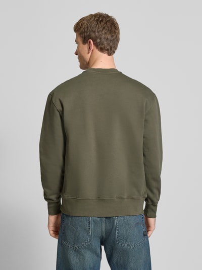 Männermodel trägt Sweatshirt mit Rundhalsausschnitt und Label-Stitching von Levi’s®, olivegrün, Regular Fit aus Baumwolle, Rückenansicht.